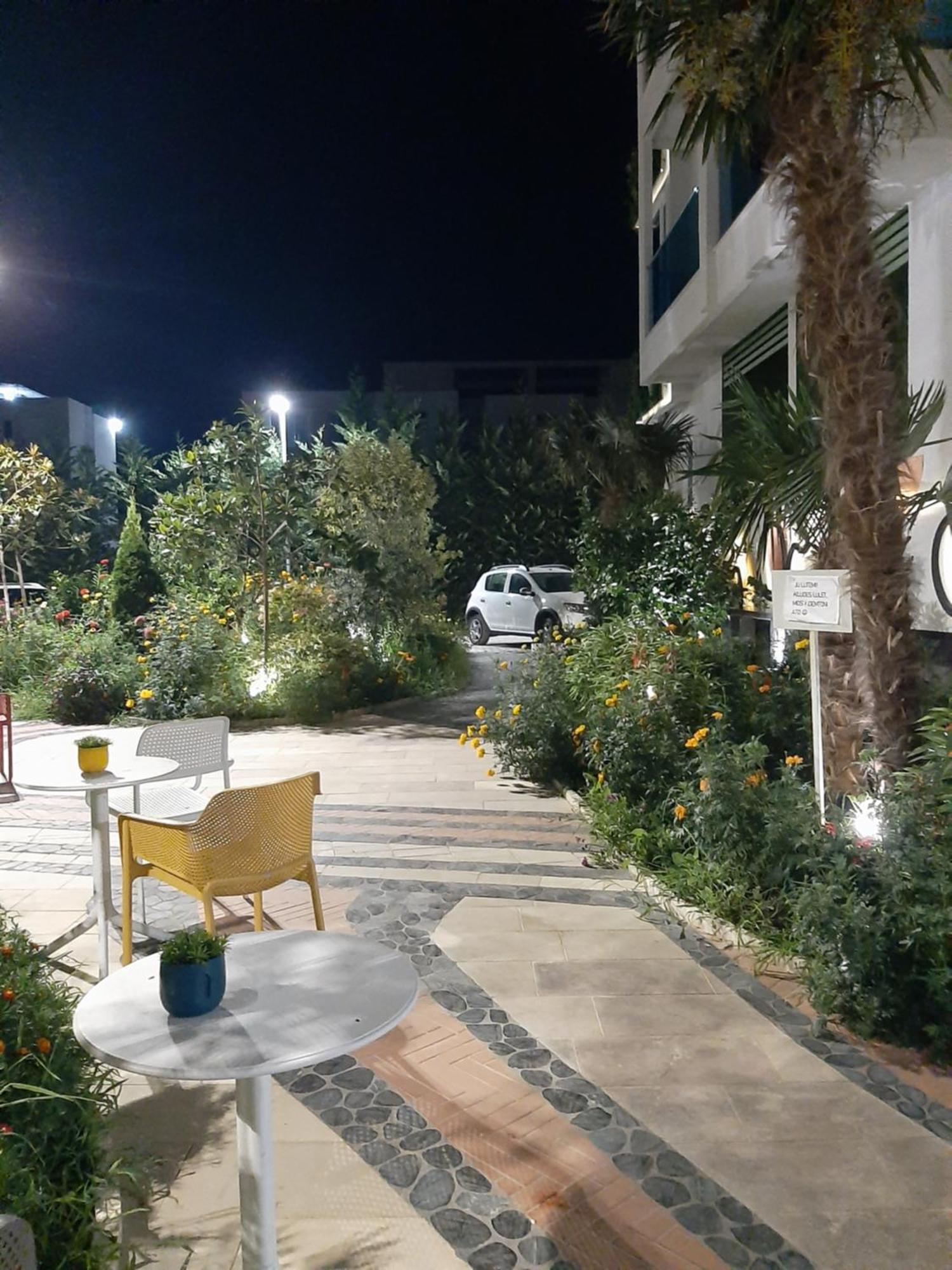 Sea Side Radhime Apartament *