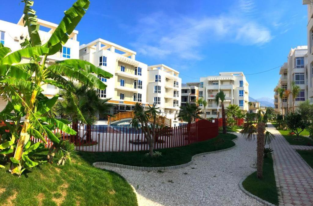 Sea Side Radhime Apartament *